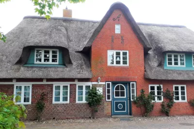 Haus Arfsten mit seinen drei Wohnungen im malerischem Nieblum (Bi de Süd)